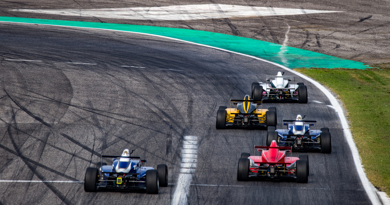 Formula 1 Race Track 4 Cars